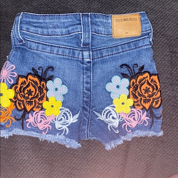 TR girl’s 2T jean shorts with flower pattern - Picture 2 of 2